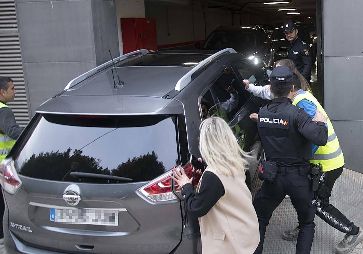 Un grupo de agricultores impide la salida de los diputados de la Asamblea