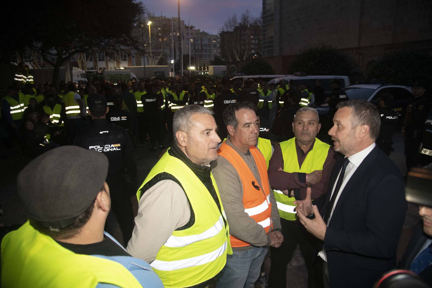 Un grupo de agricultores impide la salida de los diputados de la Asamblea