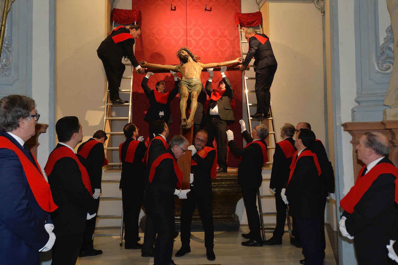 El descendimiento y vía crucis del Cristo de la Salud de Murcia, en imágenes