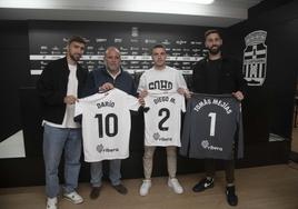 El delantero Darío Poveda, el lateral diestro Diego Moreno y el portero Tomás Mejías posan con la camiseta del Cartagena, ayer, junto a Manuel Sánchez Breis.