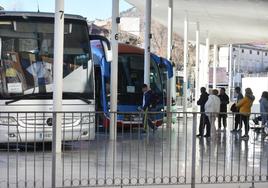 Un grupo de usuarios, en la estación de autobuses de Caravaca, el pasado lunes.