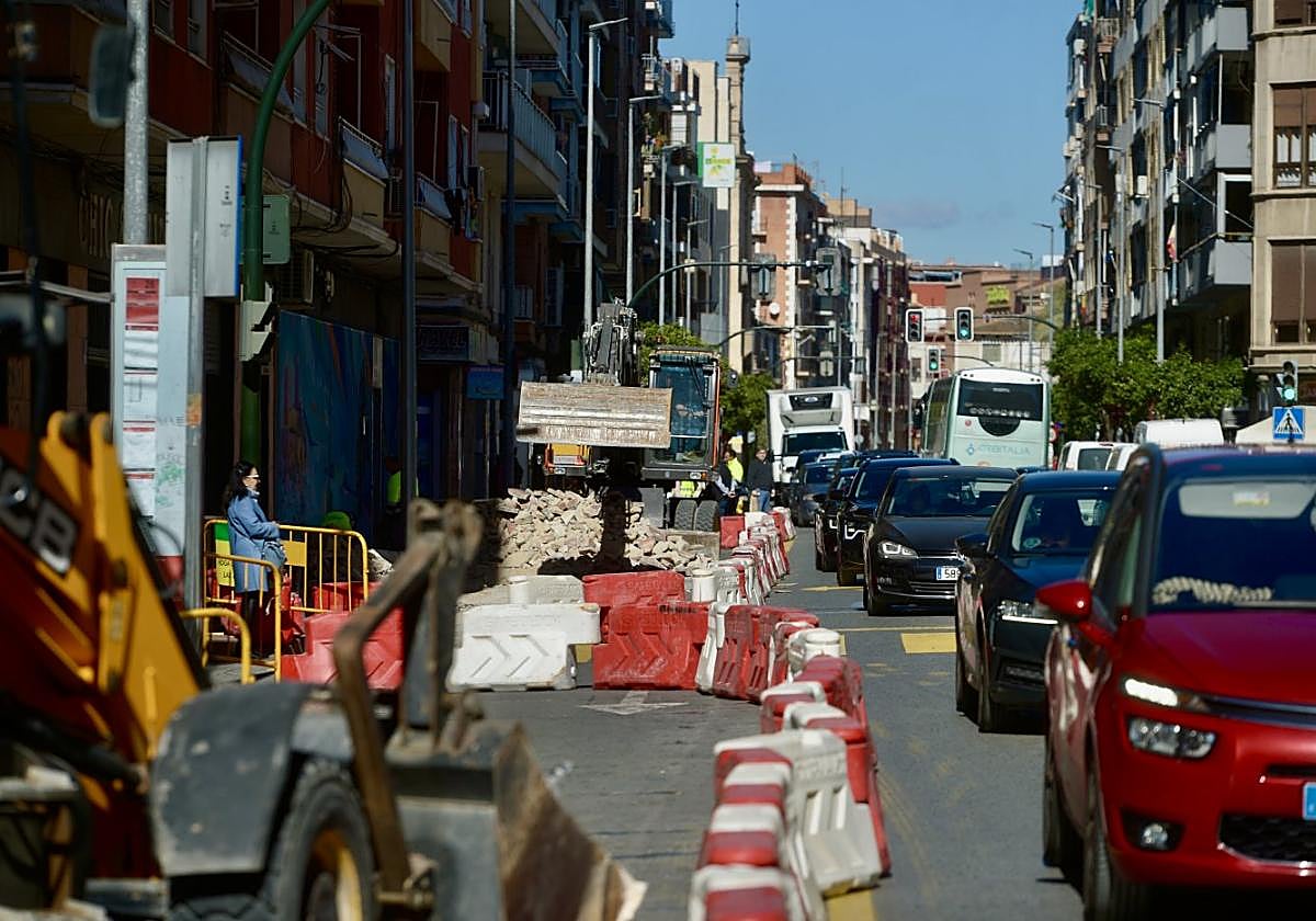La delimitación del área de trabajo en Juan de la Cierva ha obligado a ocupar, en un tramo, uno de los carriles de salida.