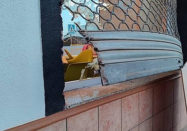Los ladrones reventaron la persiana para acceder a un local.