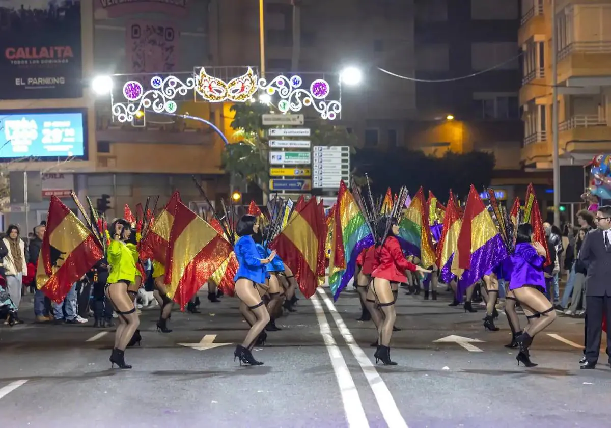 Polémica en las redes por las imágenes de unos niños en ropa interior que  desfilaron en el Carnaval de Torrevieja | La Verdad