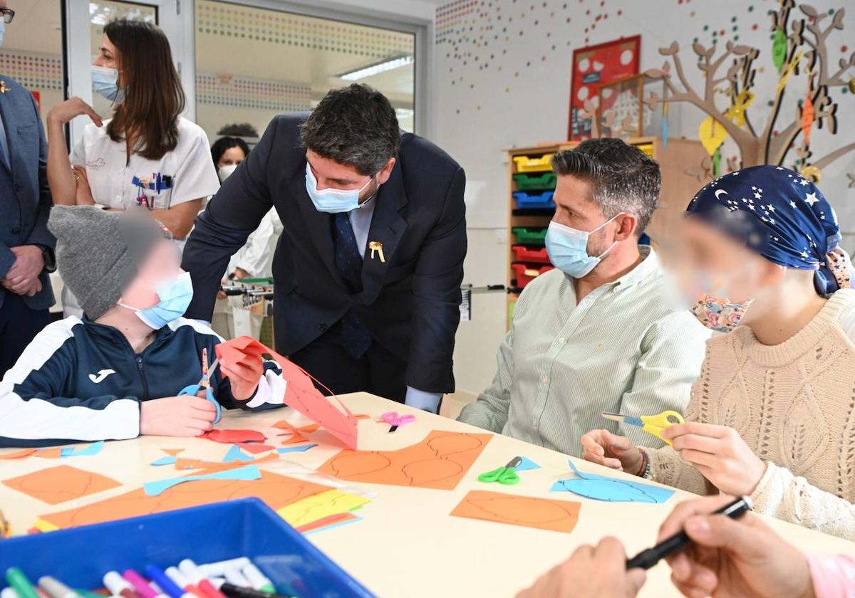 Visita de López Miras al servicio de Oncohematología Pediátrica del hospital Virgen de la Arrixaca de Murcia.