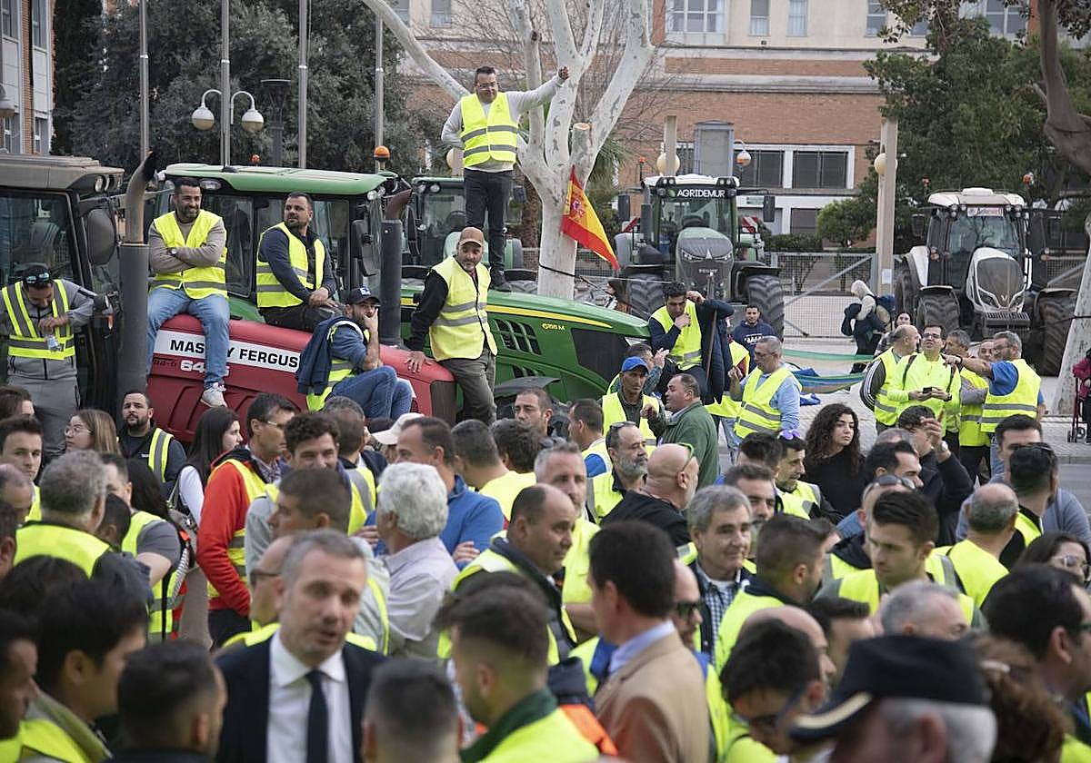Manifestación de agricultores frente a la Asamblea, este miércoles por la noche.