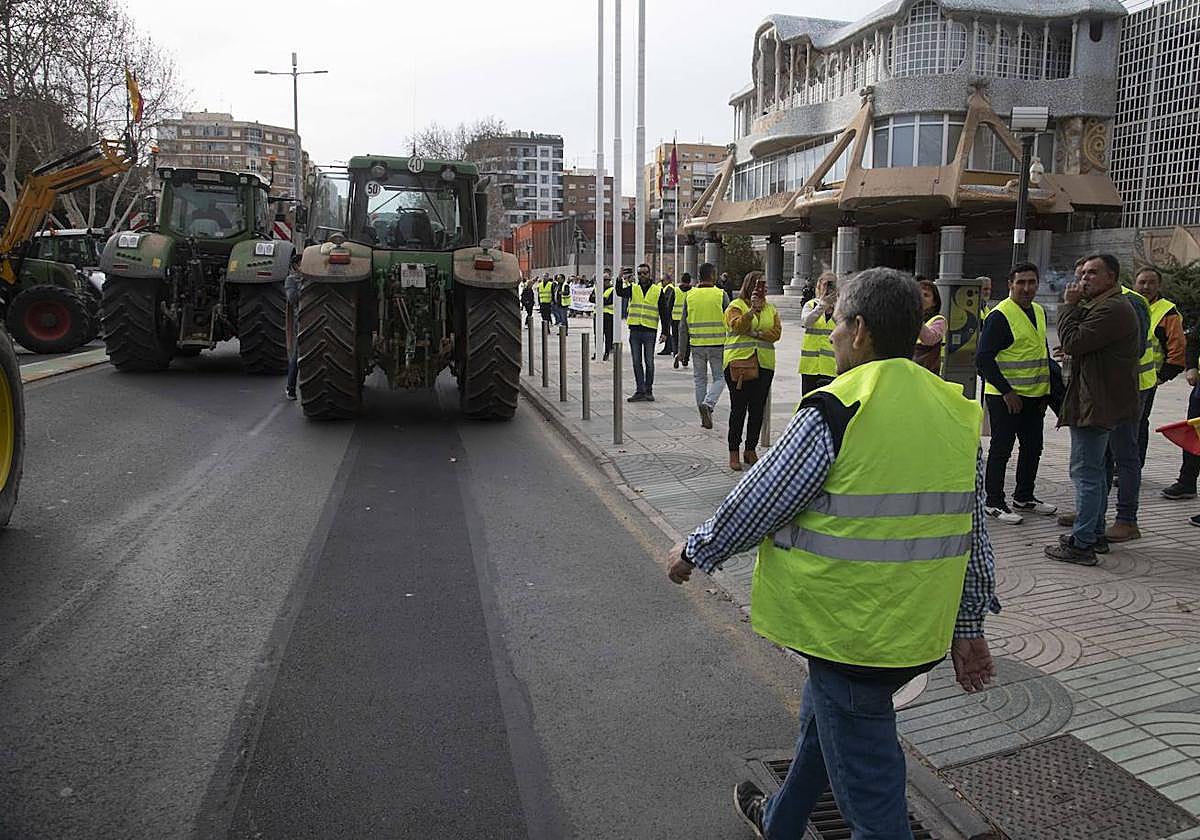 Protesta de agricultores frente a la Asamblea Regional, este miércoles.