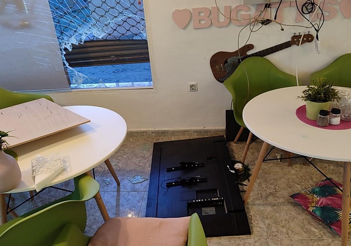 Destrozos en una de las cafeterías asaltadas en el centro de la pedanía de Roldán, el fin de semana pasado.