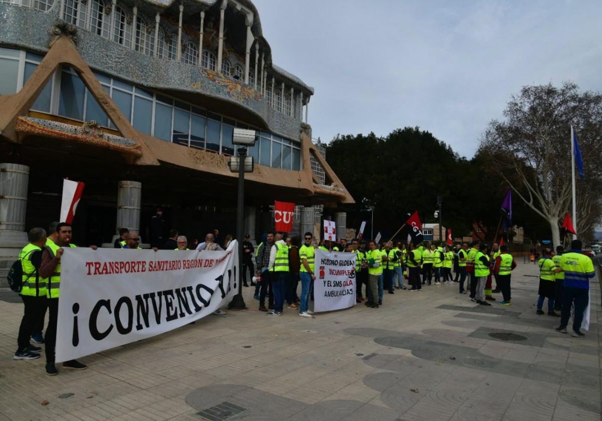 Concentración de trabajadores del sector del transporte sanitario en la Asamblea Regional.