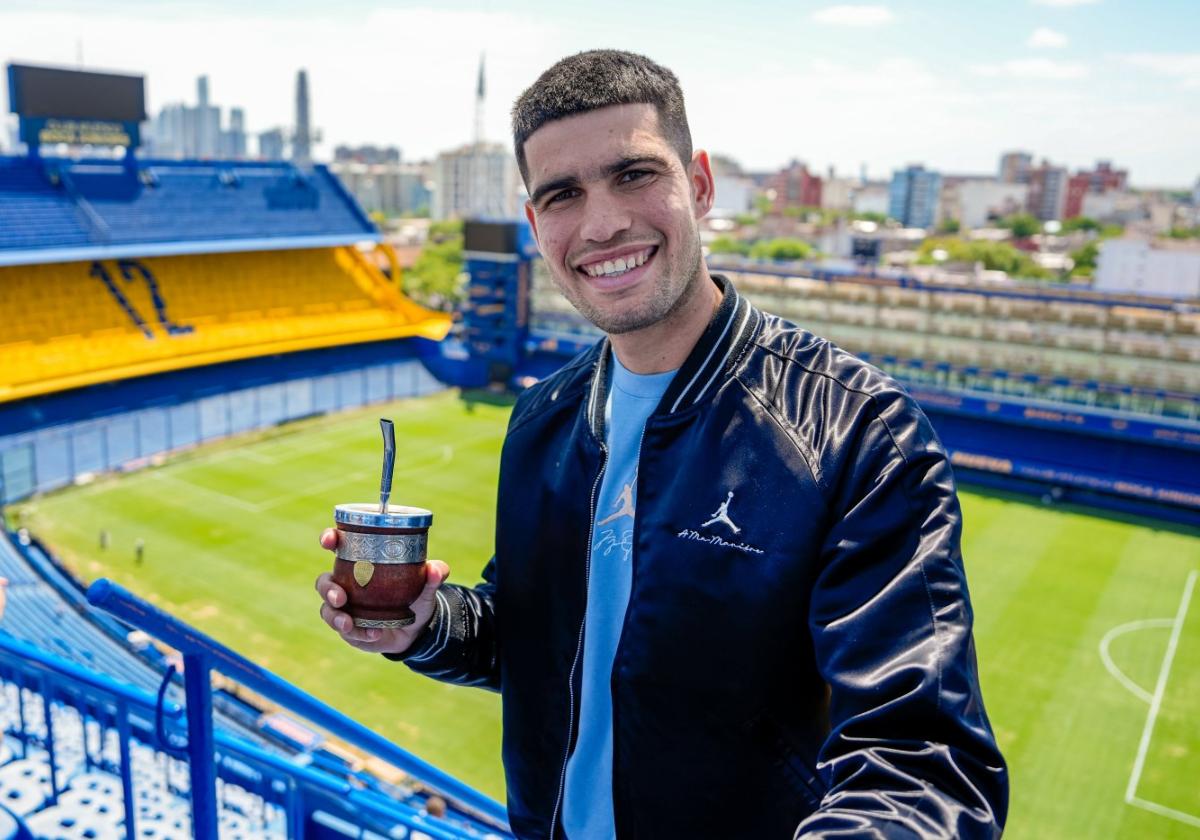 Carlos Alcaraz tomándoseun mate en La Bombonera,el estadio de Boca Juniors, ayer en Buenos Aires.