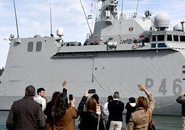 Familiares despiden a los marinos del 'Furor' en el Muelle de La Curra.