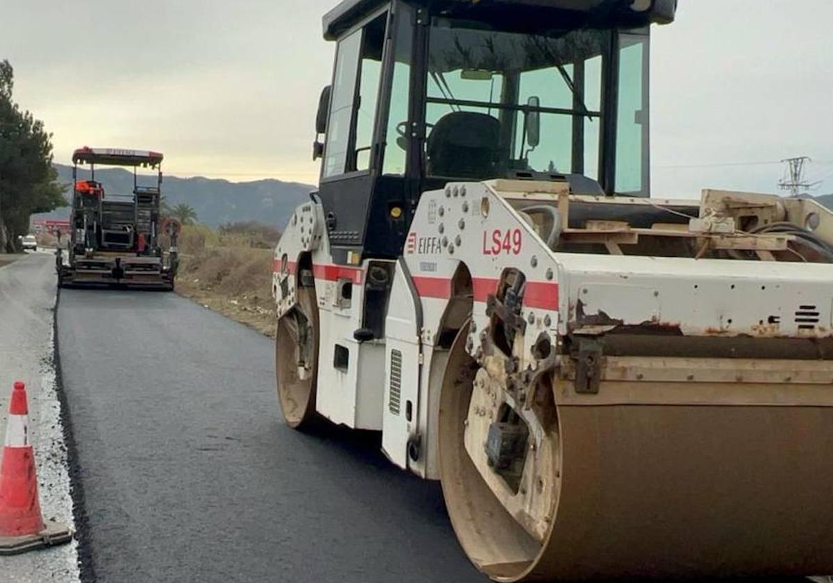 Trabajos para mejorar el firme de estas pedanías.