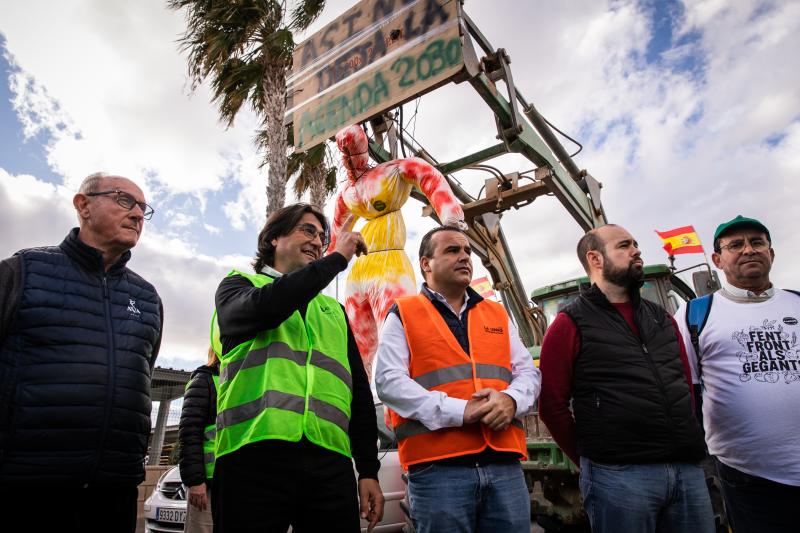 La tractorada de los organizaciones agrarias por la Vega Baja no logra cortar la A-7