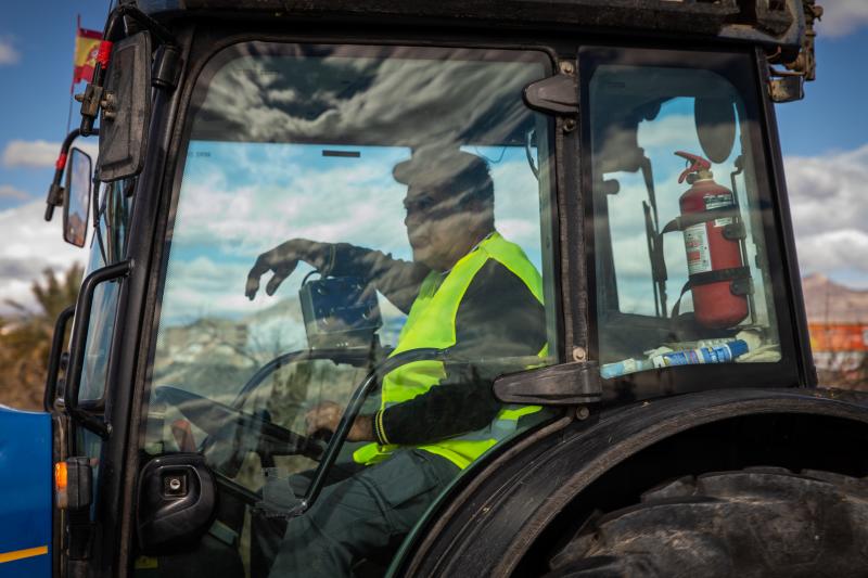 La tractorada de los organizaciones agrarias por la Vega Baja no logra cortar la A-7