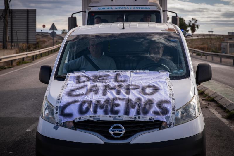 La tractorada de los organizaciones agrarias por la Vega Baja no logra cortar la A-7