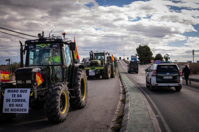 La tractorada de los organizaciones agrarias por la Vega Baja no logra cortar la A-7