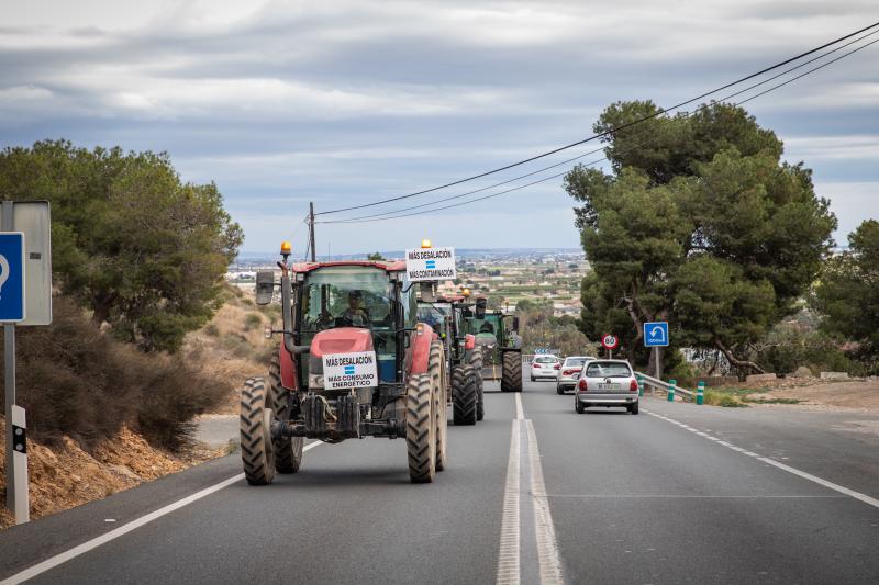 La tractorada de los organizaciones agrarias por la Vega Baja no logra cortar la A-7