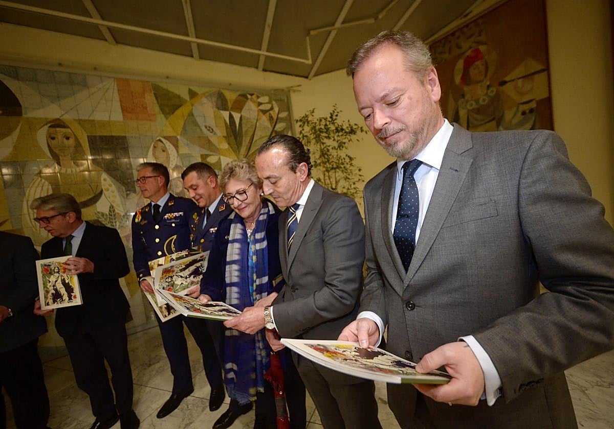 Asistentes a la presentación con ejemplares de la 'Revista Esperanza'.