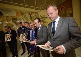 Asistentes a la presentación con ejemplares de la 'Revista Esperanza'.