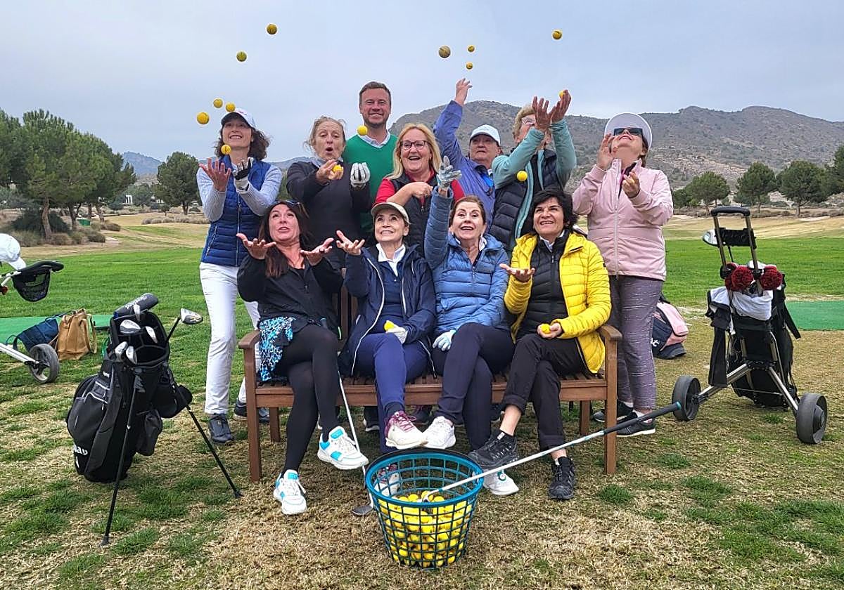 Buen humor en el primer día de clase de las alumnas de Maribel Romero, en el campo de El Valle.