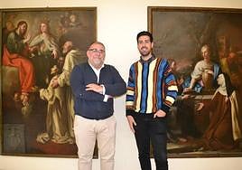 Manuel Pérez Sánchez y José Javier Aliaga posan ante una de las pinturas del Rectorado.