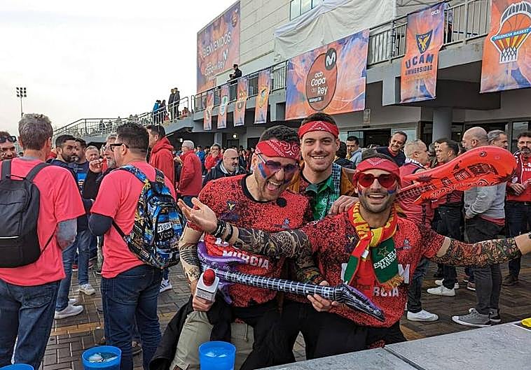 Aficionados del UCAM disfrutan del ambiente en Málaga.