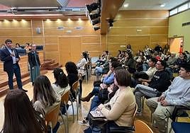 Reunión de representantes de las AMPAs afectadas en el Salón de Plenos de Molina.