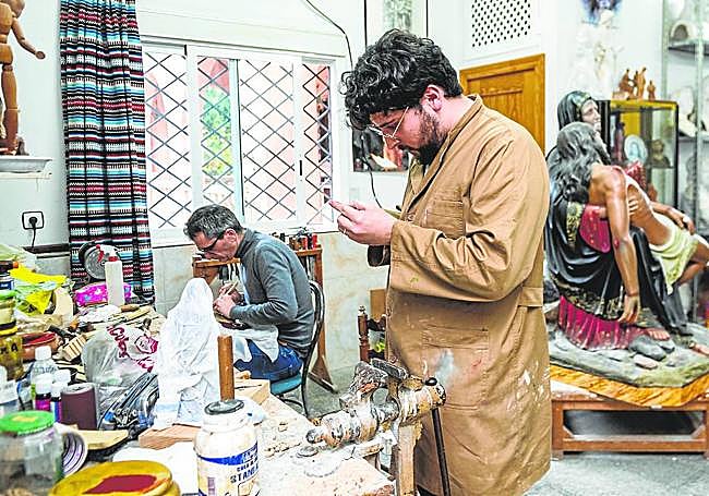 Artesanos y alumnos en el taller del escultor Hernández Navarro.