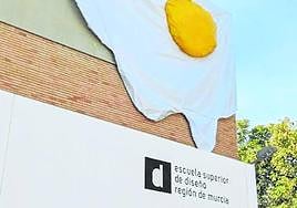 Fachada del edificio que ha sido desalojado de la Escuela Superior de Diseño de la Región, con el huevo.