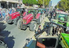 Tractores del Campo de Cartagena frente a la Asamblea Regional, el pasado miércoles.