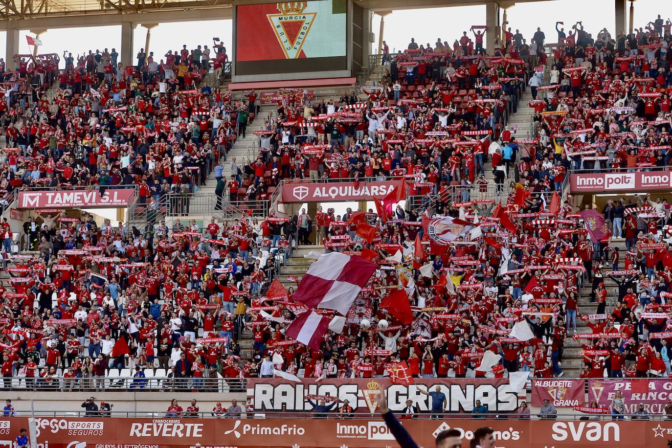 La derrota del Real Murcia frente al Intercity, en imágenes