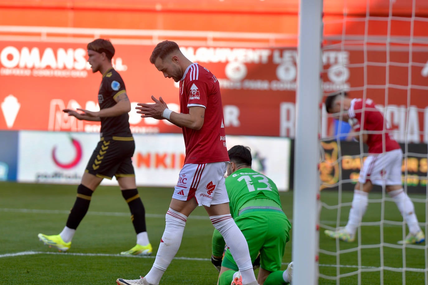 La derrota del Real Murcia frente al Intercity, en imágenes