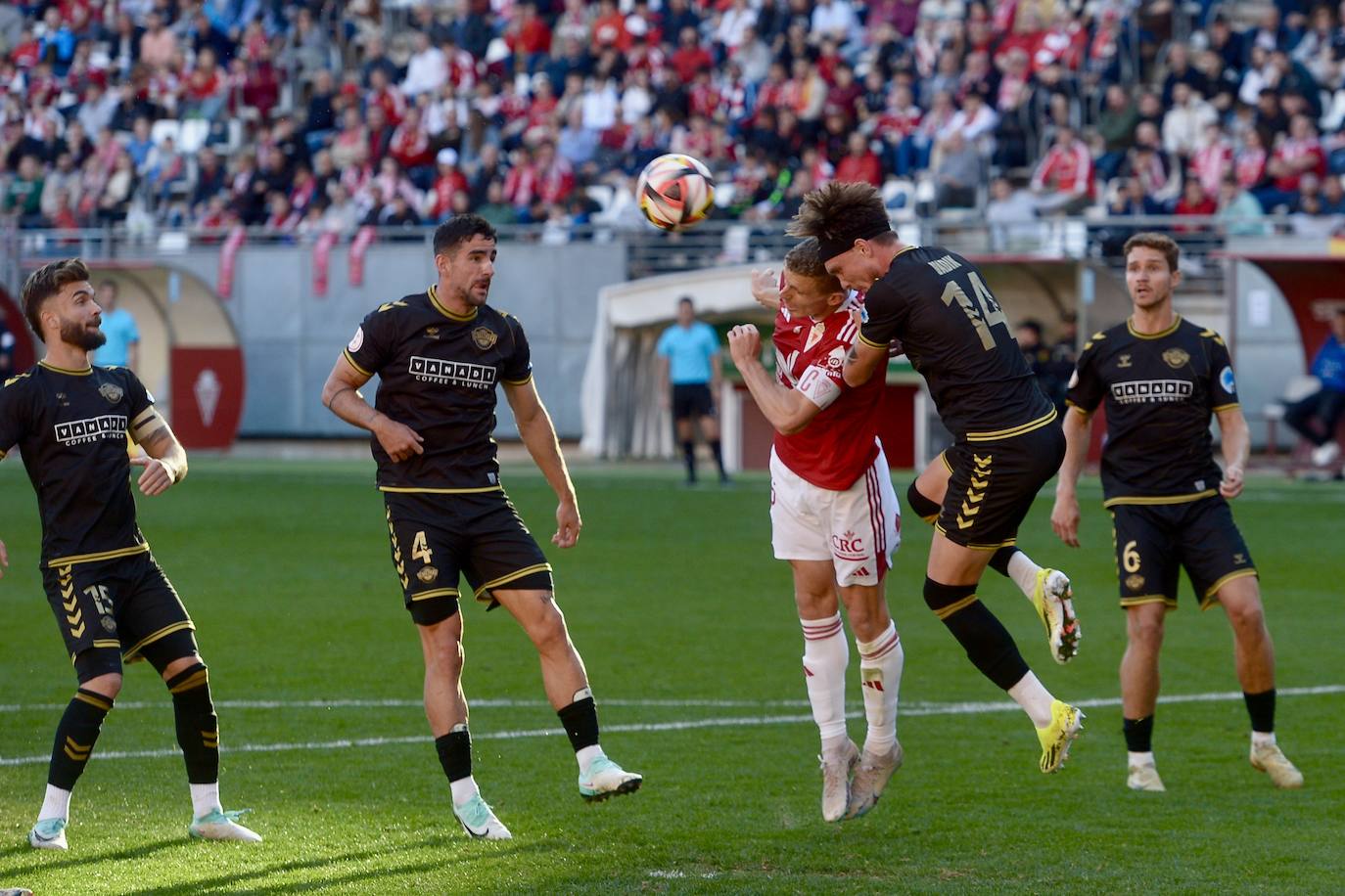 La derrota del Real Murcia frente al Intercity, en imágenes