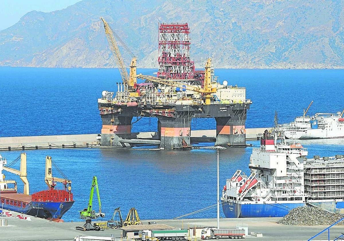 Plataforma petrolífera 'Scarabeo9' atracada en abril de 2021 en un muelle de Escombreras.