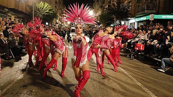 Los carnavaleros de Águilas echan el resto en el último desfile