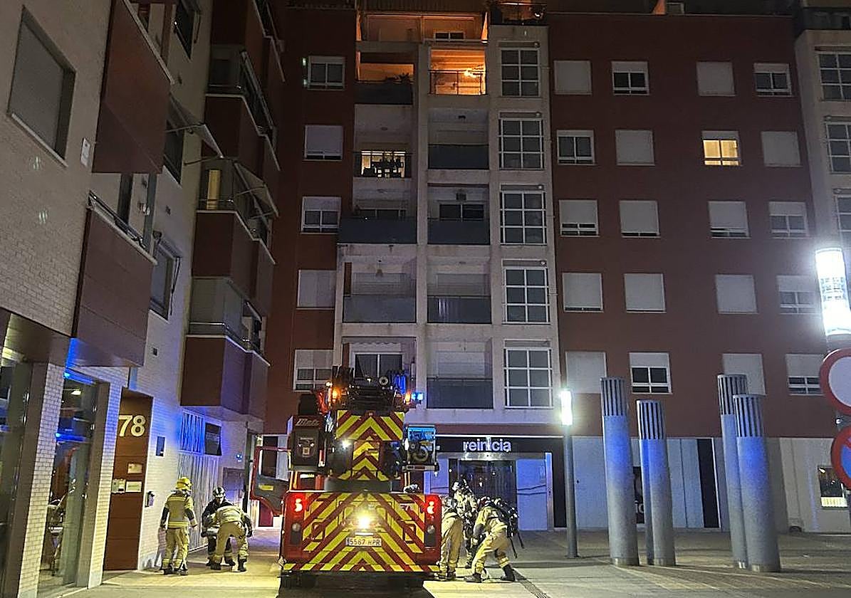 Imagen del fuego, en el momento de la llegada de los bomberos.