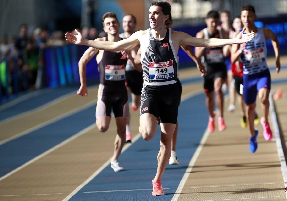 Mariano García llega a meta celebrando, en la carrera disputada este domingo.