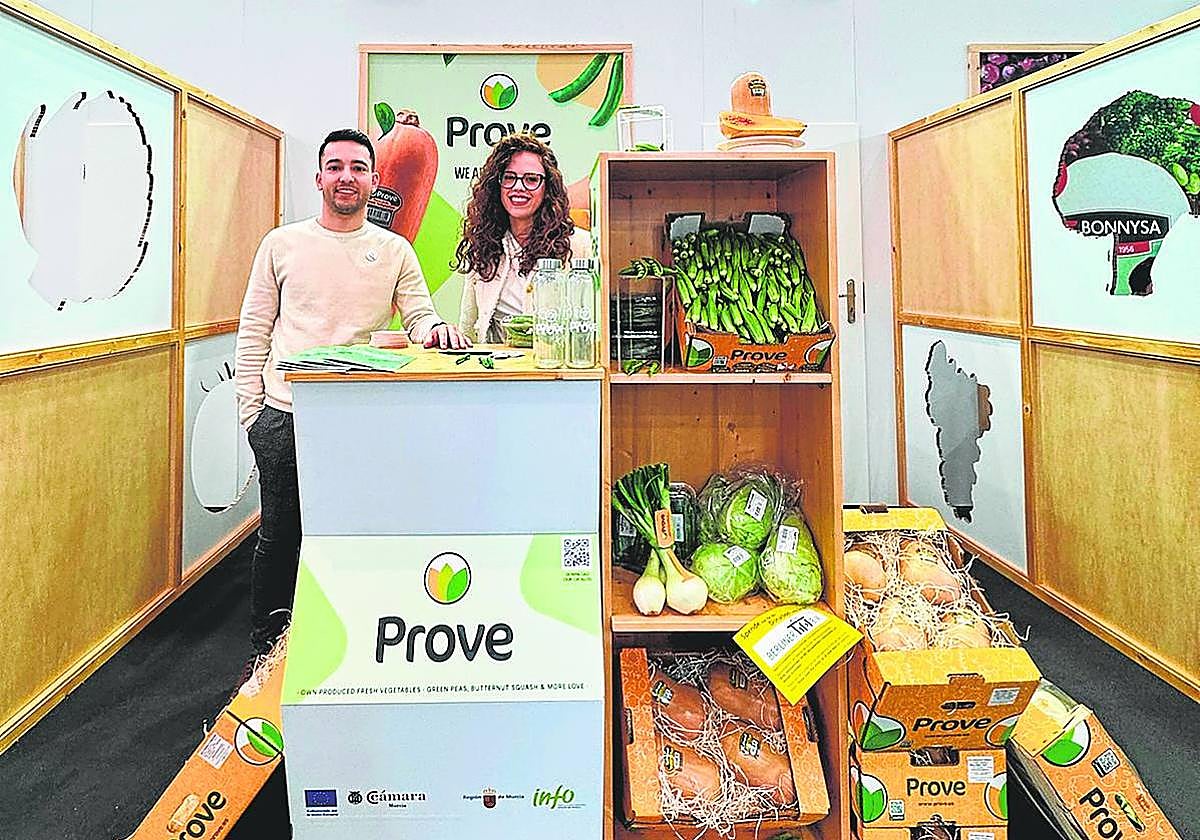 Juanfran Guevara, presidente del Consejo de Prove, y Mónica Coronel, directora de Comercio Internacional de Prove, en Fruit Logistica.
