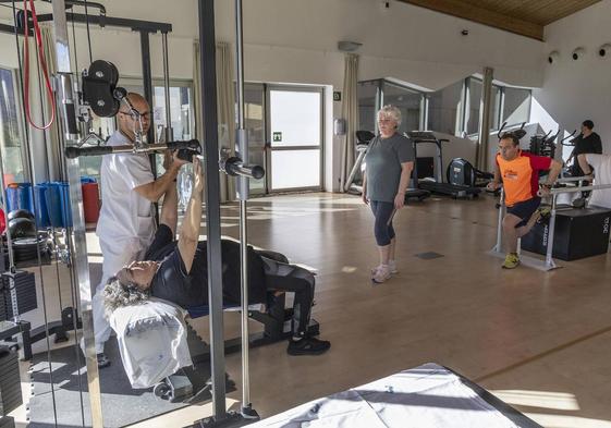 Varios pacientes hacen ejercicio en el gimnasio ubicado en una sala de la terraza del hospital Santa Lucía.