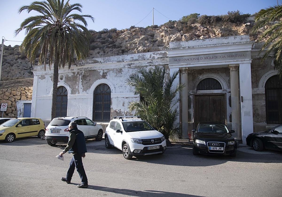 Un viandante pasa frente al edificio del antiguo Museo Nacional de Arqueología Marítima.