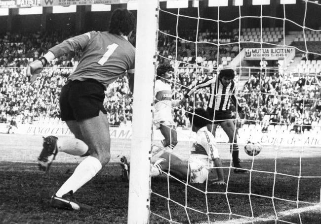 Letanú marca en el Martínez Valero, en la primera visita del Efesé al nuevo estadio del Elche, en 1982.