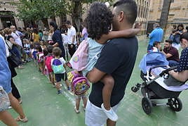 Niños hacen cola en su primer día de clase en una imagen de archivo.