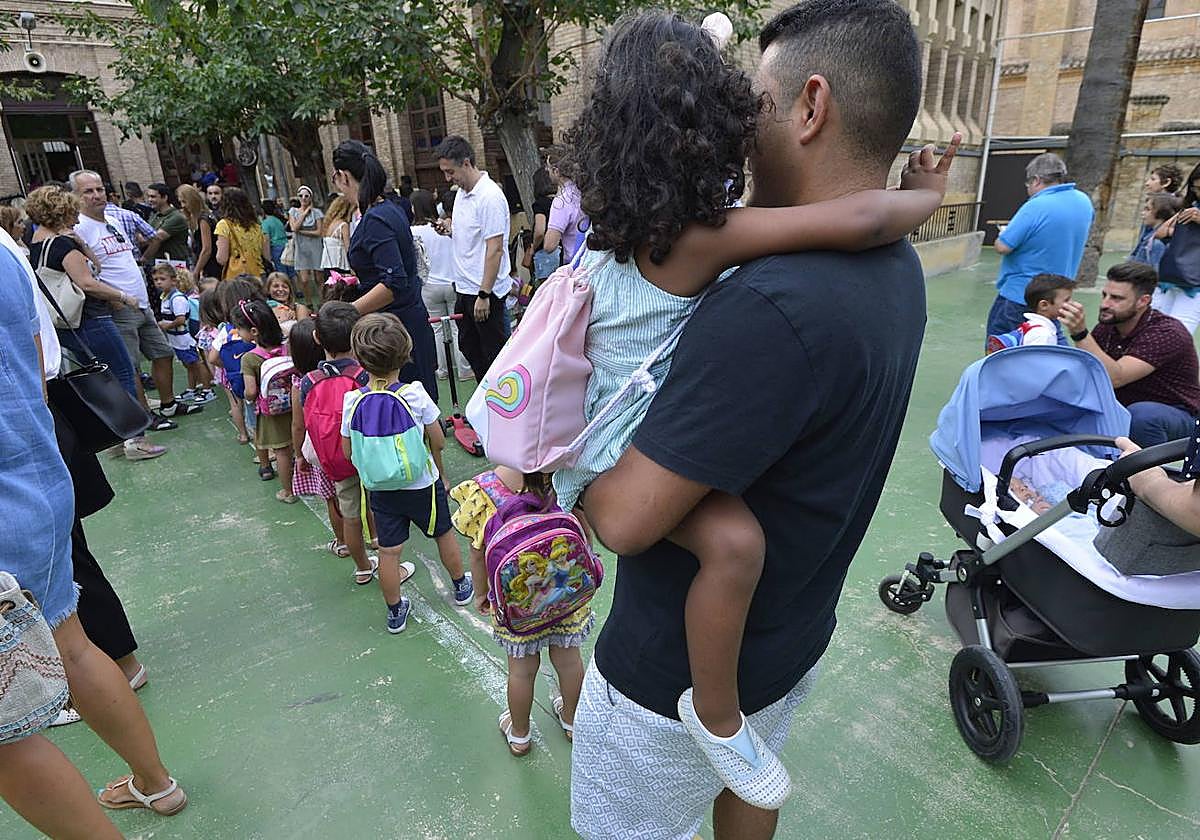 Niños hacen cola en su primer día de clase en una imagen de archivo.