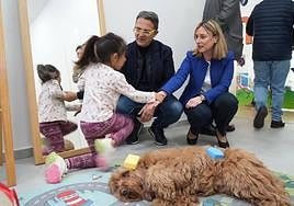 La consejera de Política Social, Conchita Ruiz, en el centro Pilar Bernal de la entidad D'Genes.