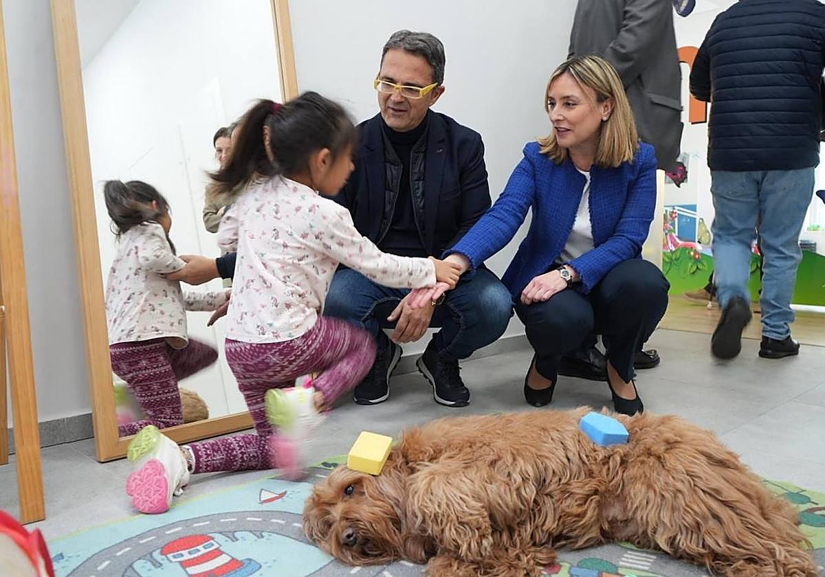 La consejera de Política Social, Conchita Ruiz, en el centro Pilar Bernal de la entidad D'Genes.