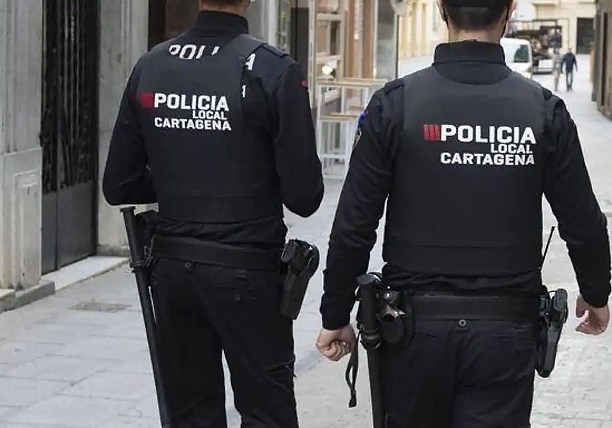 Una pareja de agentes de la Policía Local de Cartagena, en una imagen de archivo.