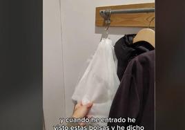 Un español muestra el extraño detalle de los probadores de ropa de Japón.