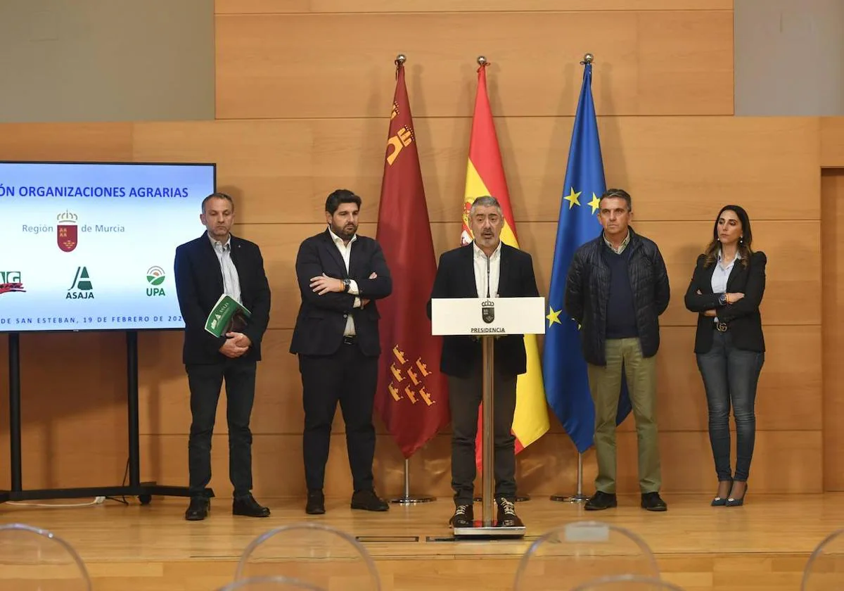 Free distribution of vegetables and demonstration on foot in front of the Delegation for the 21st in Murcia