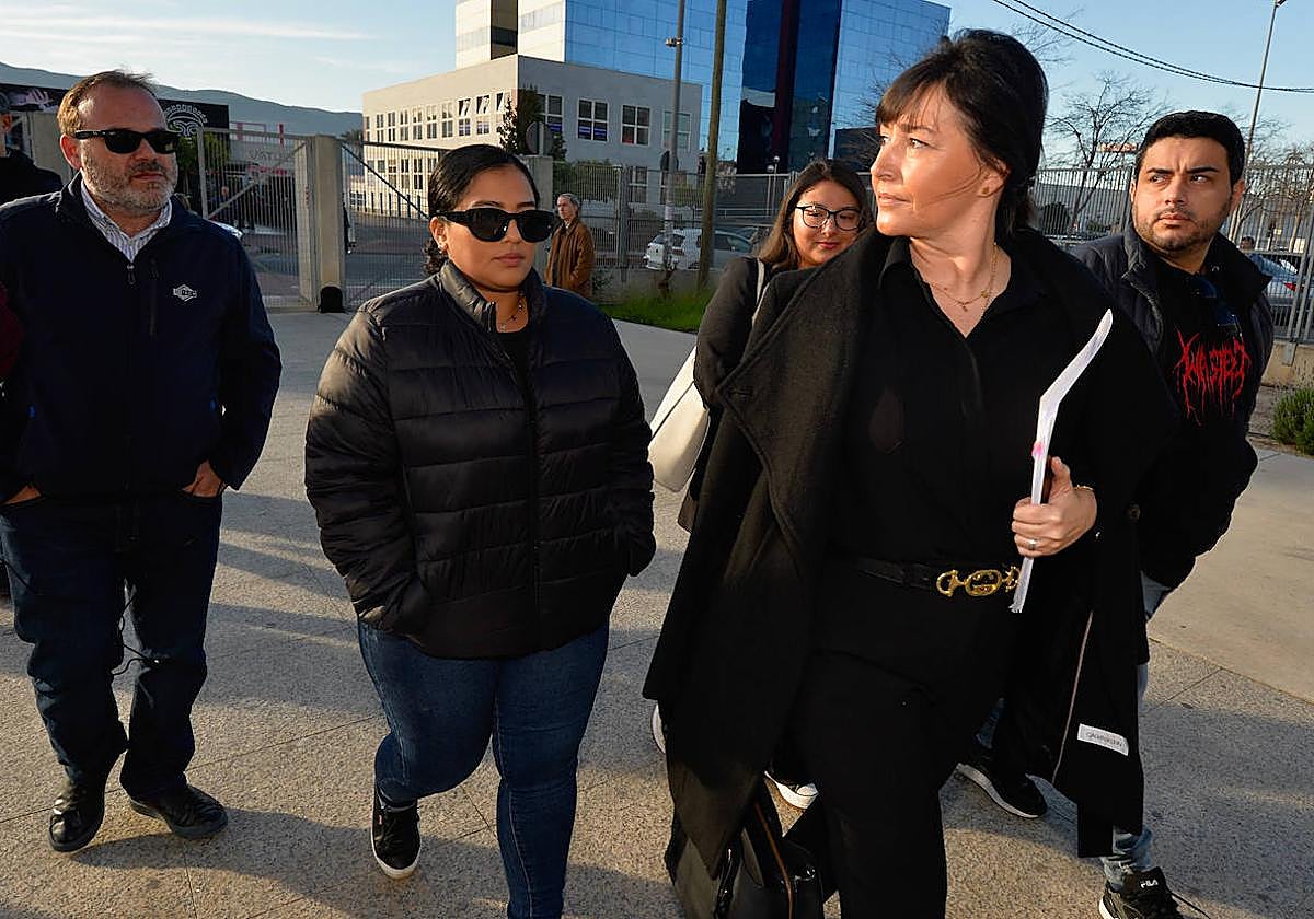 Testigos del incendio de Teatre llegan a la Ciudad de la Justicia este martes.