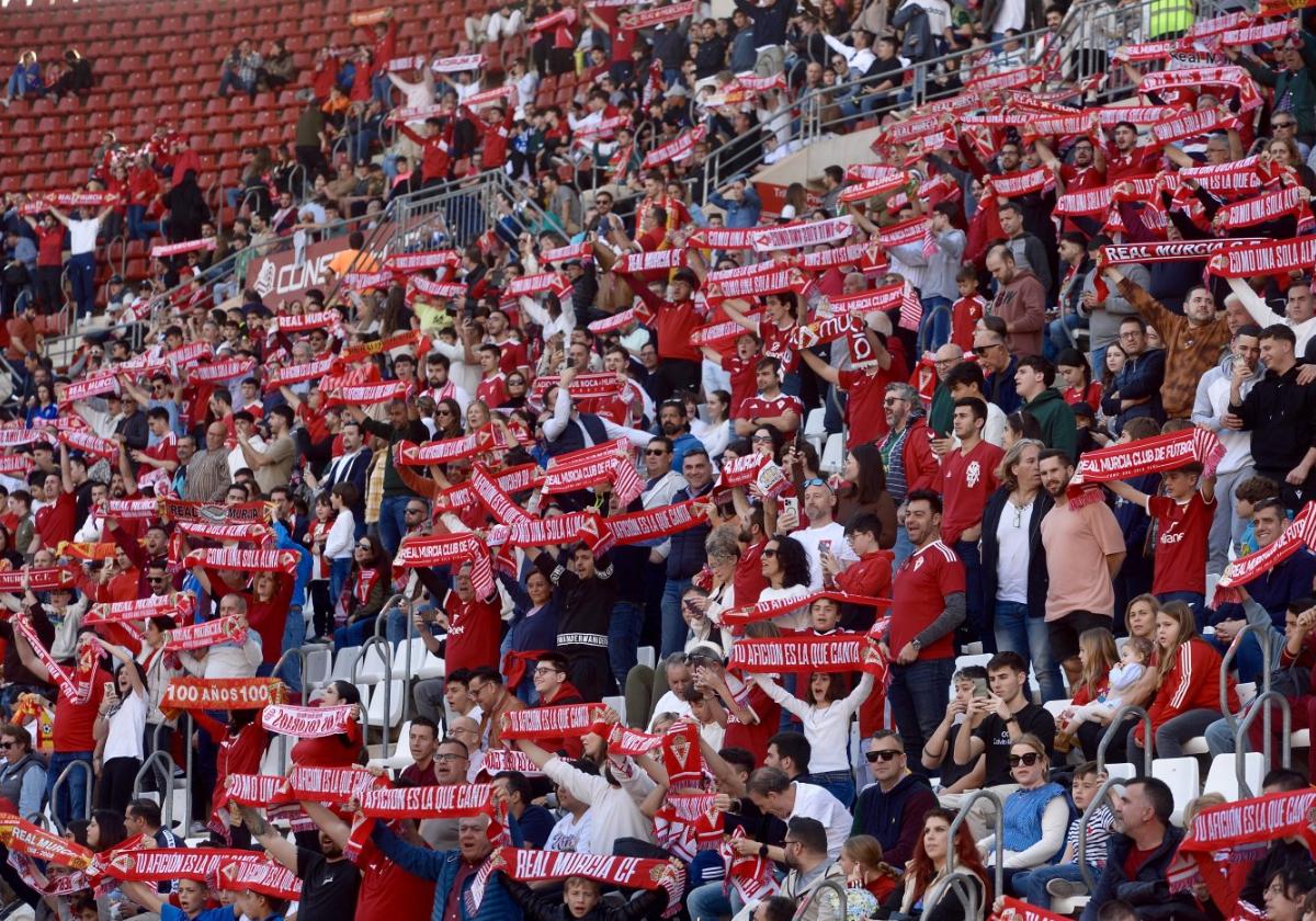 Los aficionados del Real Murcia animan en el partido del pasado domingo en el Enrique Roca entre los granas y el Intercity.